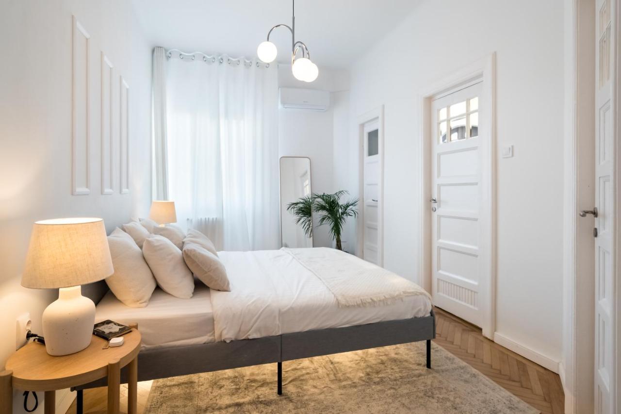 Cismigiu Serenity: 1Br Flat With Scenic Balcony Bukarest Eksteriør billede