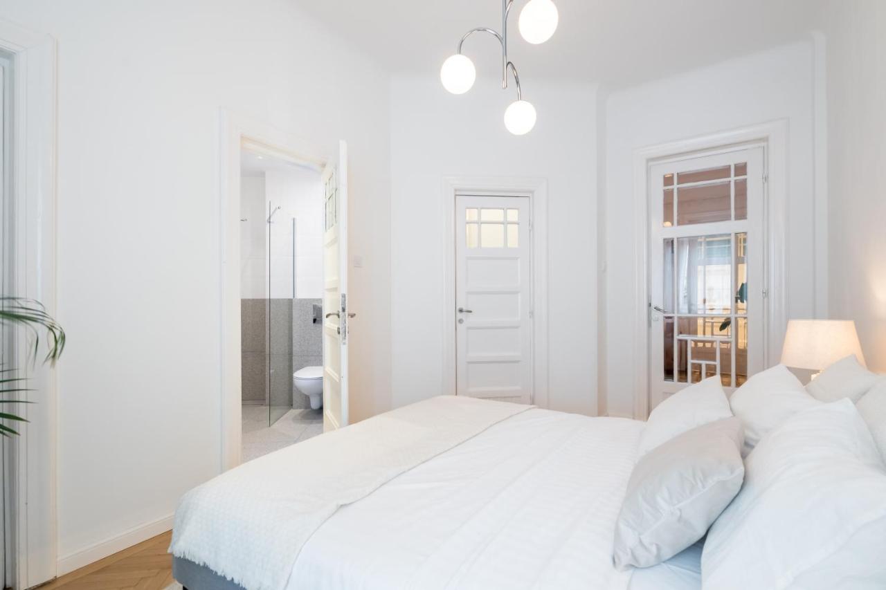 Cismigiu Serenity: 1Br Flat With Scenic Balcony Bukarest Eksteriør billede