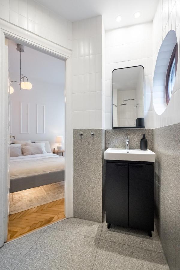 Cismigiu Serenity: 1Br Flat With Scenic Balcony Bukarest Eksteriør billede