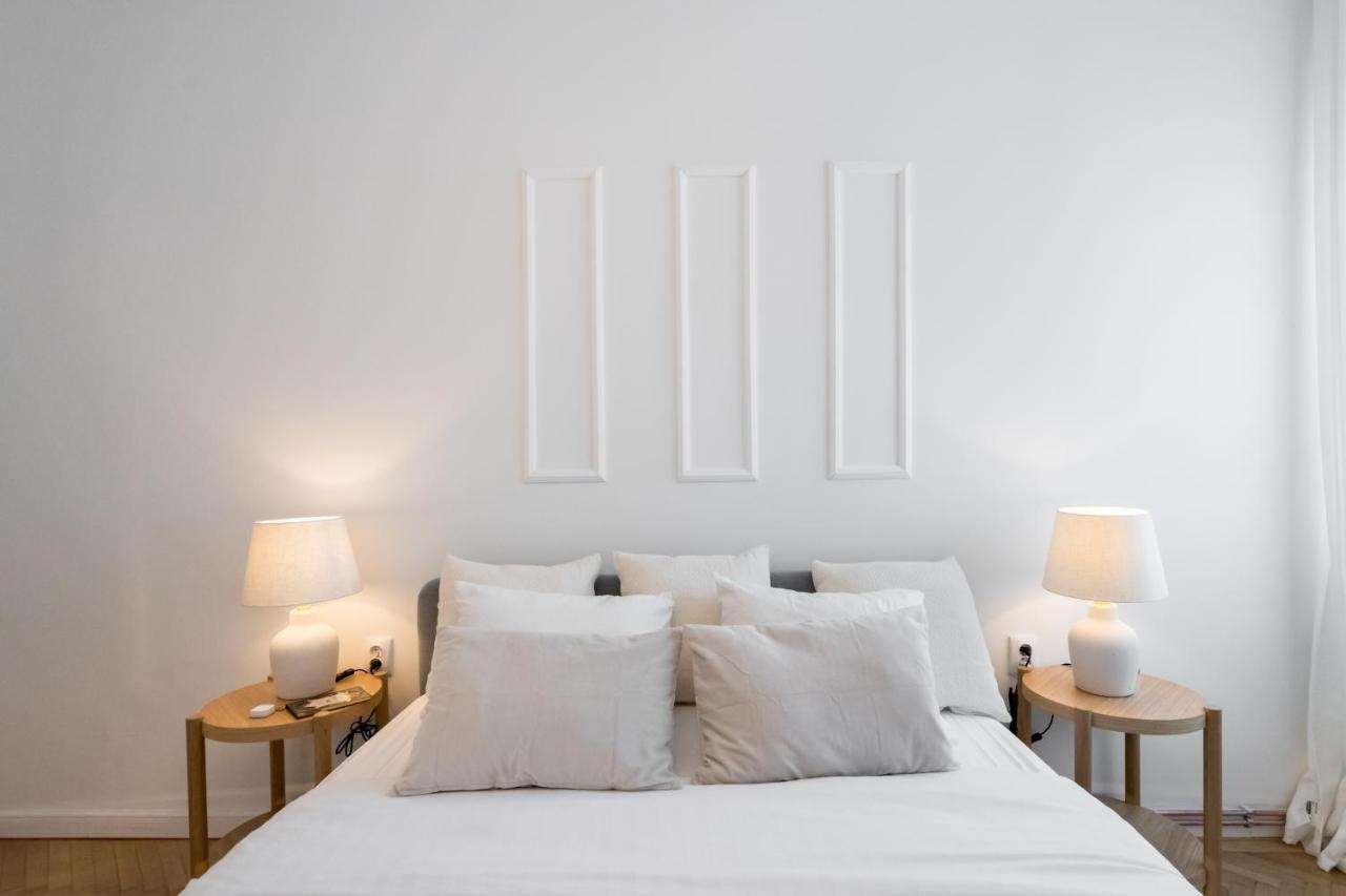 Cismigiu Serenity: 1Br Flat With Scenic Balcony Bukarest Eksteriør billede