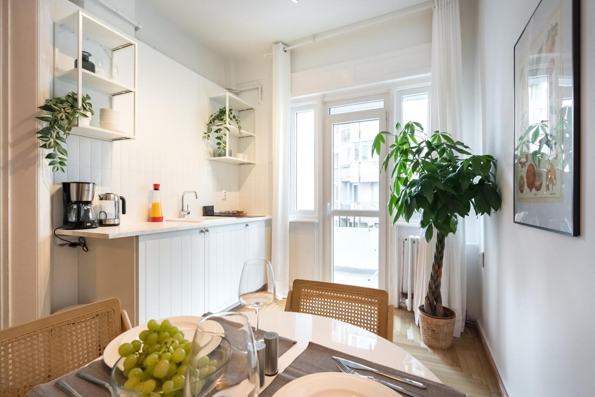 Cismigiu Serenity: 1Br Flat With Scenic Balcony Bukarest Eksteriør billede